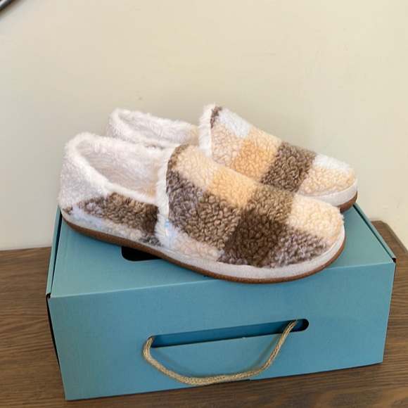 Toms Shoes - NEW TOMS India Brown Multi Faux Shearling Plaid Slipper Women’s 10